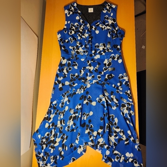 CABI Untamed Electric Blue Floral  Dress in sz medium - Picture 7 of 16